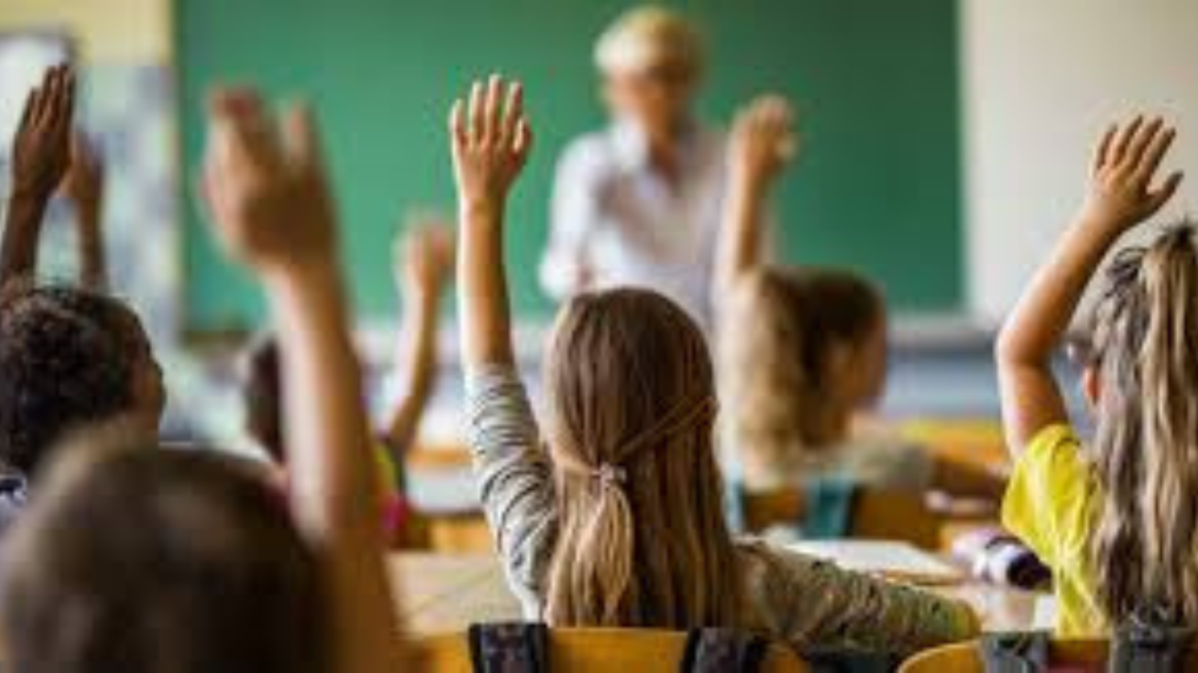 La iniciativa parte de un diagnóstico que evidencia el rezago progresivo de los recursos destinados a educación durante las últimas décadas.