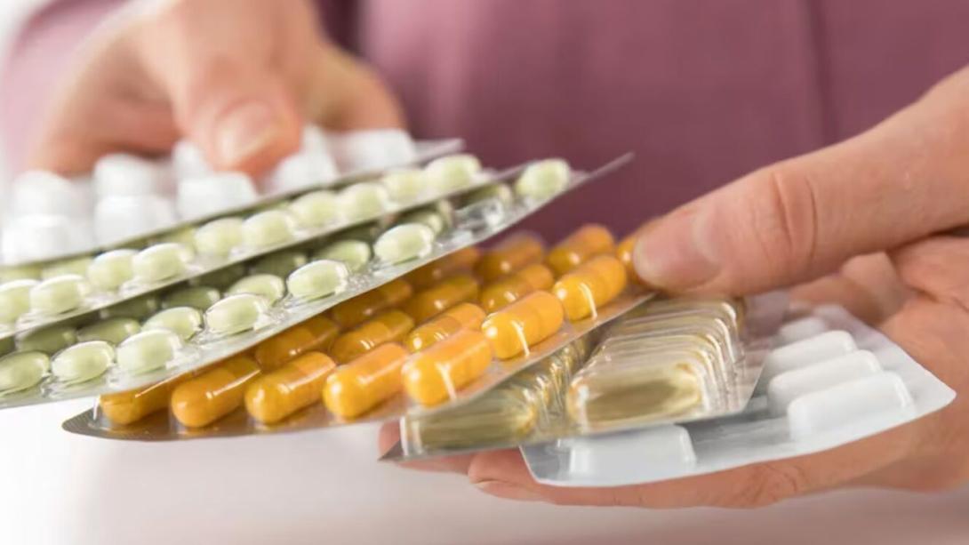 Los elementos materiales probatorios indican que productos farmacéuticos vencidos, descontinuados o en mal estado eran obtenidos en Instituciones Prestadoras de Salud, IPS, modificados en su apariencia para hacerlos pasar como originales.