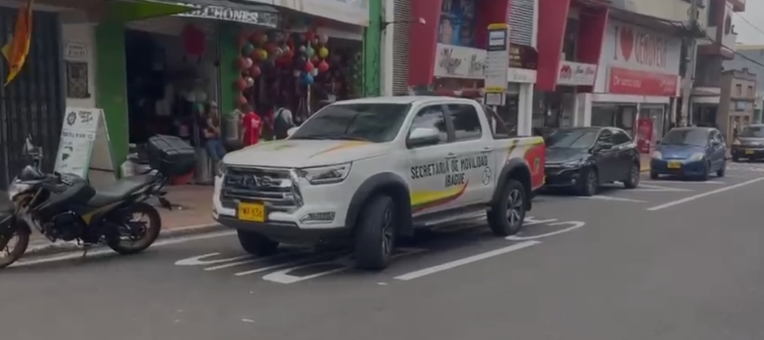 Ciudadano cuestiona presencia de camioneta de Movilidad en paradero de busetas del centro de Ibagué
