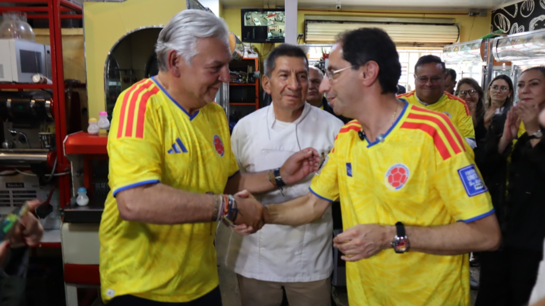 En una panadería de Bogotá se selló el apoyo del comercio a la campaña de Abelardo de la Esoriella, Asistióel candidato a la vicepresidencia, José Manuel Restrepo.
