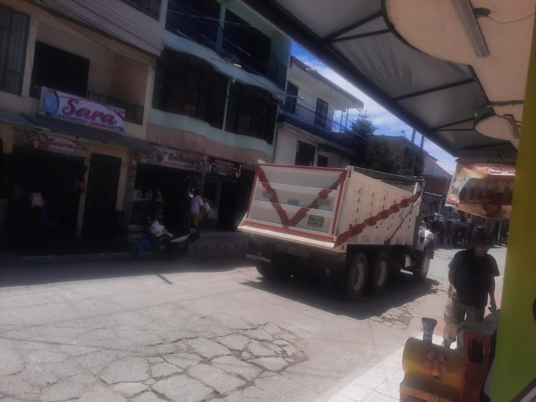 Vecinos de Modelia bloquearon una calle por presuntos daños causados por el paso de volquetas