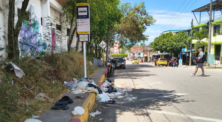 Paradero de bus en el barrio El Jardín terminó convertido en basurero y genera preocupación entre vecinos