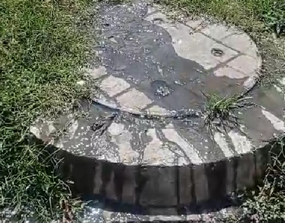Aguas negras corren por tres cuadras en el Divino Niño y tienen a los vecinos encerrados