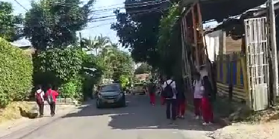 La ruta al colegio que preocupa en Calambeo: estudiantes caminan entre carros y motos