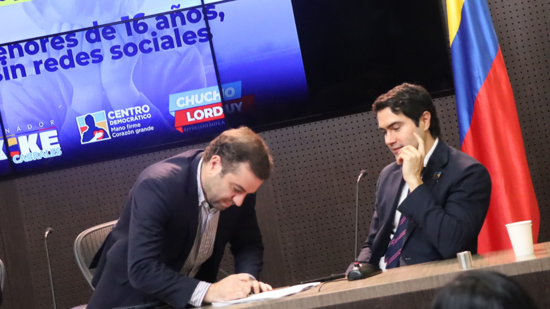 Los senadores Enrique Cabrales y Juan Caicedo en la radicación del proyecto de ley que limita eluso de redes sociales a menores de 16 años.