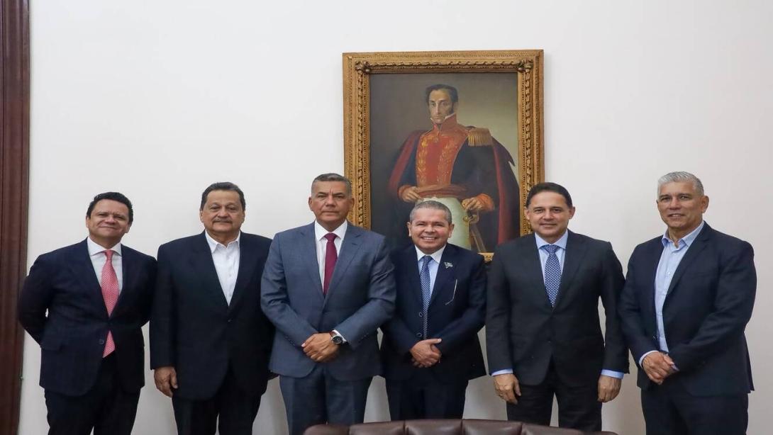 El designado ministro de Defensa Jore Mora se reunió cin el oresidebte del Senado, Honorio Henríquez y otros parlamentarios.