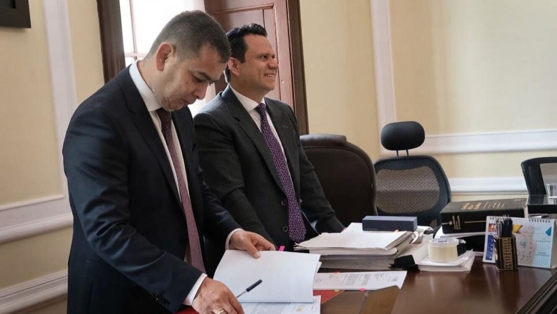 Senador Miguel Barreto y Diego Gonzálezz secretario general del Sebado en la radicación de proyecyto de ley de seguridad y soberanía energética
