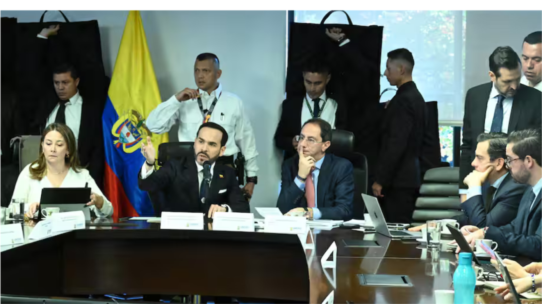 El presidente Abelardo de la Espriella, conduce la reunión de las autoriddes para atender la emergencia provocada por el terremoto de estra mañana.