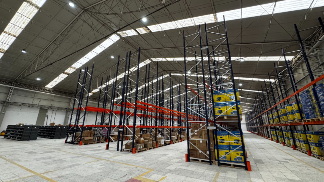 La operación cuenta con más de 30.000 posiciones de almacenamiento, capacidad para procesar hasta 3.000 órdenes diarias y una proyección de operar cerca de 500.000 productos al cierre del año.