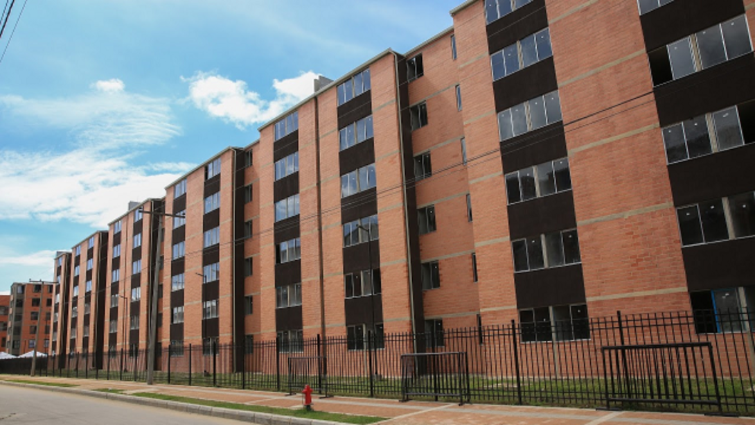El l 40,4 % de los hogares colombianos vive en arriendo, superando por primera vez a quienes habitan una vivienda propia, total o parcialmente pagada.