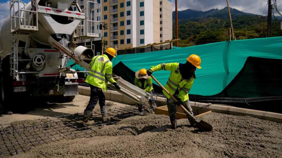 La intervención en la avenida Ambalá incluye pavimentación y reposición de redes hidrosanitarias. Durante el puente festivo se proyecta aplicar cerca de 1.000 metros cuadrados adicionales de concreto.