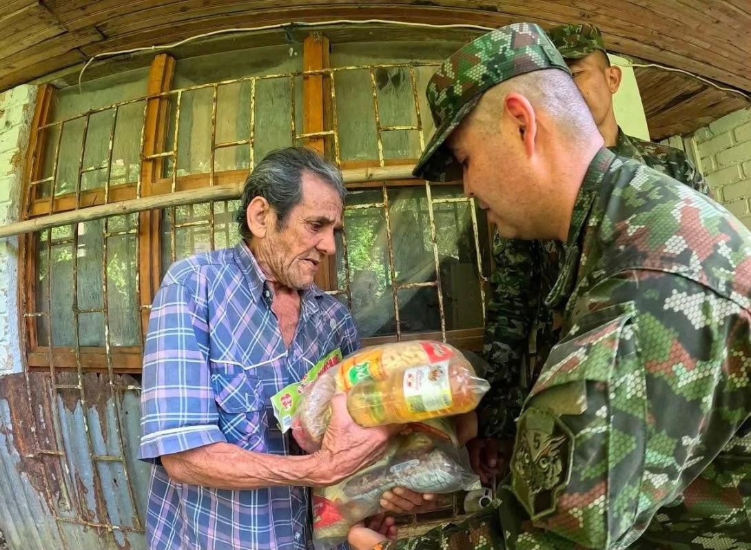 Ejército entregó 43 mercados a familias de la zona rural de Pereira