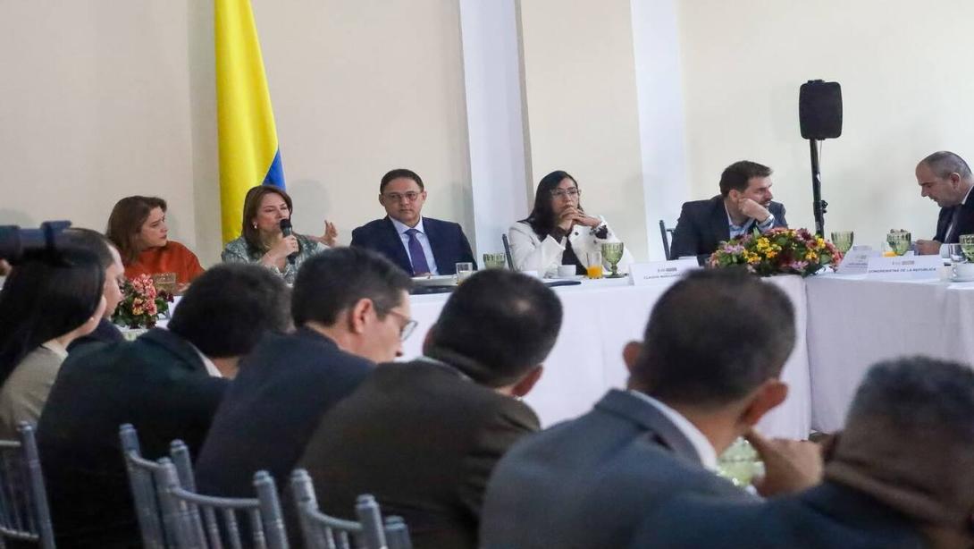 El Presidente del Senado señaló que estas medidas deben estar orientadas a resolver las dificultades que enfrentan los pacientes en el acceso a servicios y medicamentos y a encontrar un nuevo rumbo para el sistema de salud.