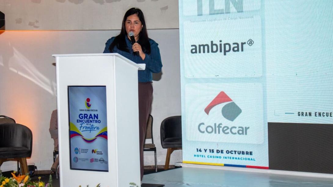 La viceministra de Comercio Exterior, Sandra Carvajal Sáenz, en representación del ministro de Comercio, Industria y Turismo, Mauricio Gómez Amín, participó en el ‘IV Gran Encuentro de la Frontera – Visión Nueva Frontera 2026’. Habló del potencial económico que ofrece la frontera entre Colombia y Venezuela para que sea motor de crecimiento entre los dos países.