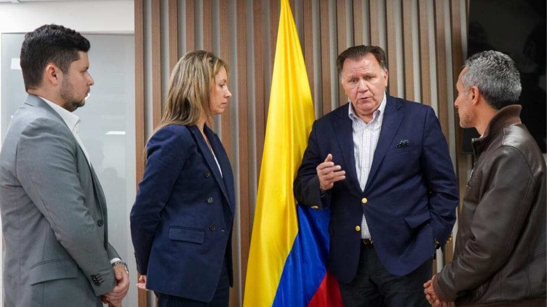 El ministro de Agricultura, indalcio Dangond y representantes del Grupo Éxito en la firma del acuerdo de comercialización de productos del campo.