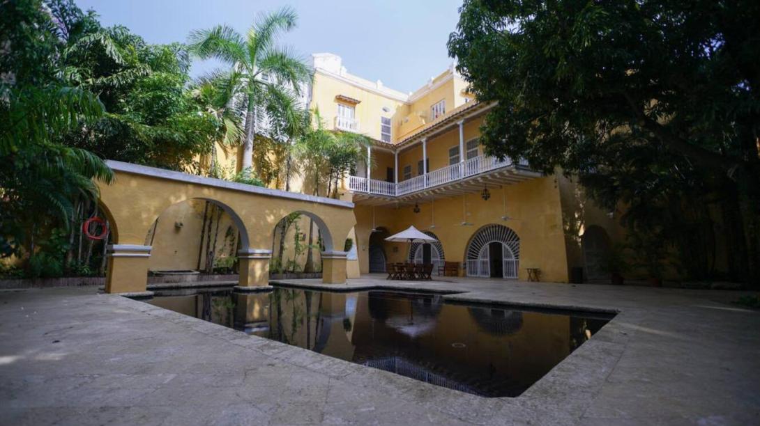 Patio interior de Casa Pestagua, en Cartagena, uno de los hoteles colombianos que conserva sus Dos Llaves Michelin, distinción que reconoce estancias excepcionales. 