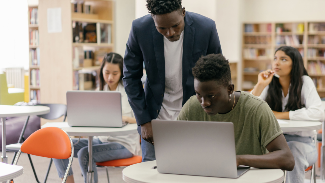 Mientras el país debate la calidad académica, el sector educativo enfrenta una amenaza paralela que atenta directamente contra su credibilidad: el fraude de identidad digital. 